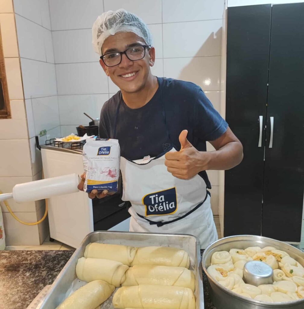 Daniel Vitorio da Padaria Menino do Pão, de Cachoeiro de Itapemirim, posando com os pães na assadeira