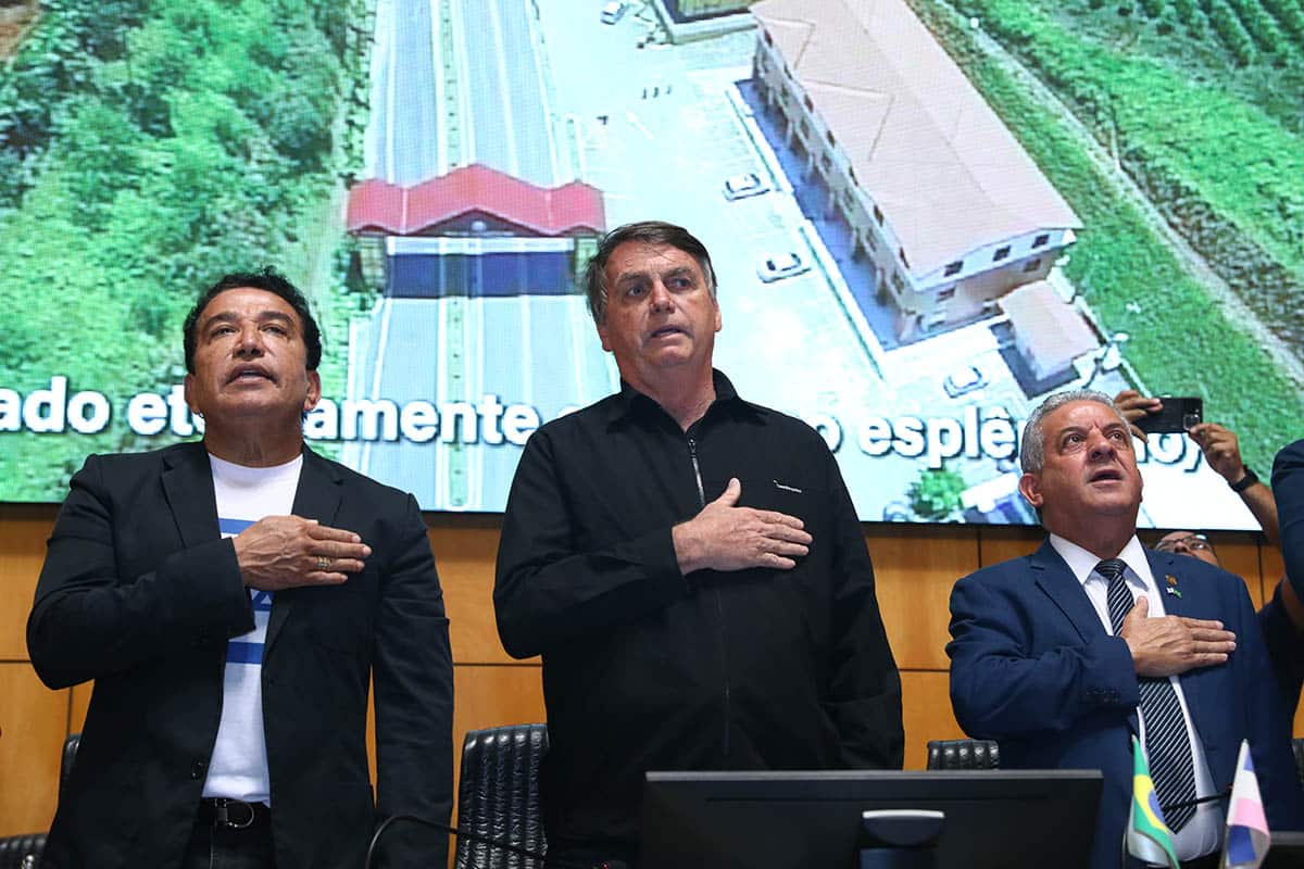 Jair Bolsonaro entre o senador Magno Malta e o deputado estadual Danilo Bahiense, durante homenagem na Ales (nov/2023). Crédito: Lucas S. Costa/Ales