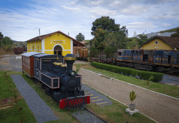 Estação Ferroviária de Viana com um trem ao lado