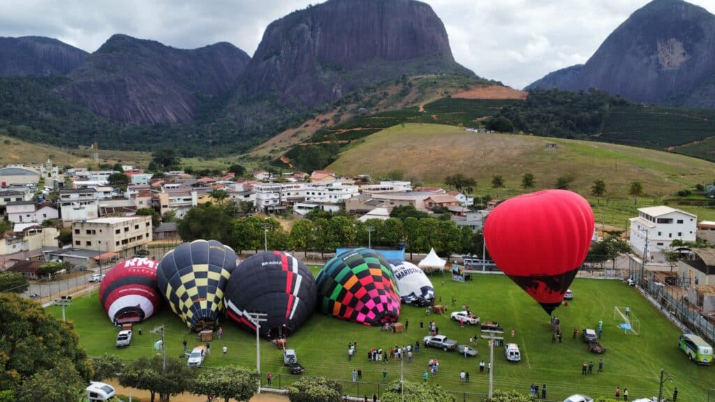 Balões sendo enchidos para o 1º Festival de Balonismo de Pancas