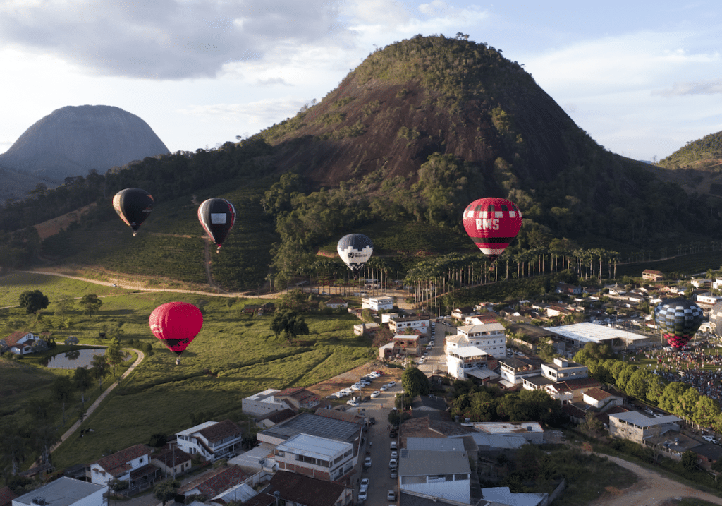 Balões no céu no 1º Festival de Balonismo em Pancas em 2023