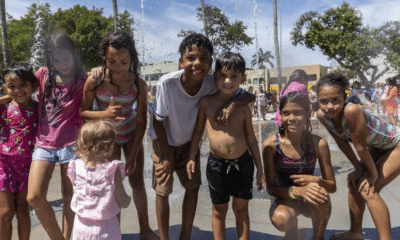 Crianças se divertindo na fonte interativa do Parque da Prainha, em Vila Velha