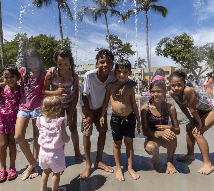 Crianças se divertindo na fonte interativa do Parque da Prainha, em Vila Velha