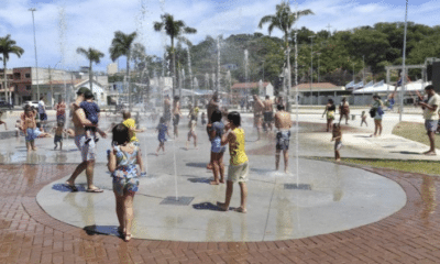 Crianças brincando na água da fonte interativa do Parque da Prainha, em Vila Velha
