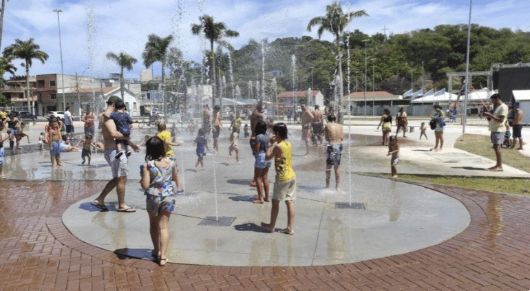 Crianças brincando na água da fonte interativa do Parque da Prainha, em Vila Velha