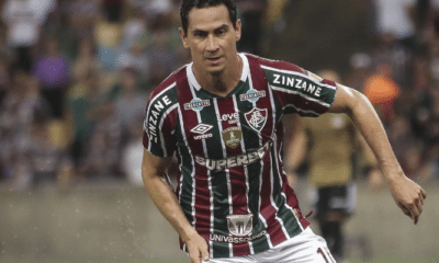 Paulo Henrique Ganso é jogador de futebol do Fluminense no campo comemorando