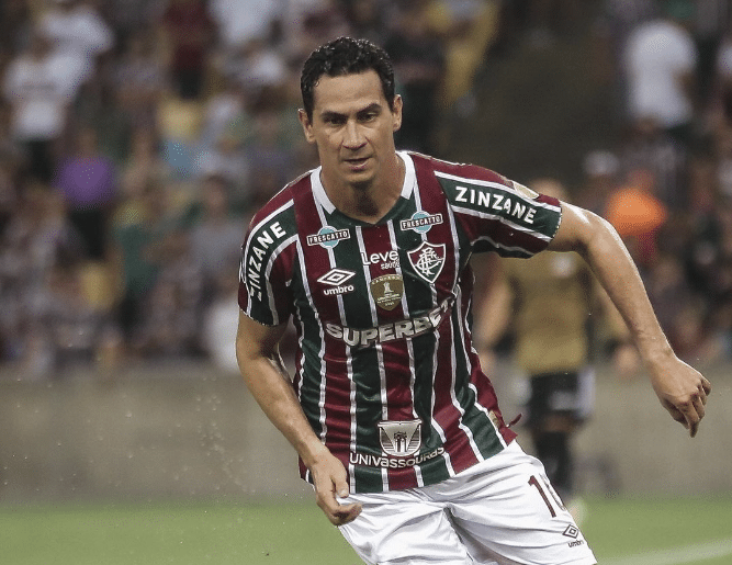 Germán Cano é jogador de futebol do Fluminense no campo comemorando