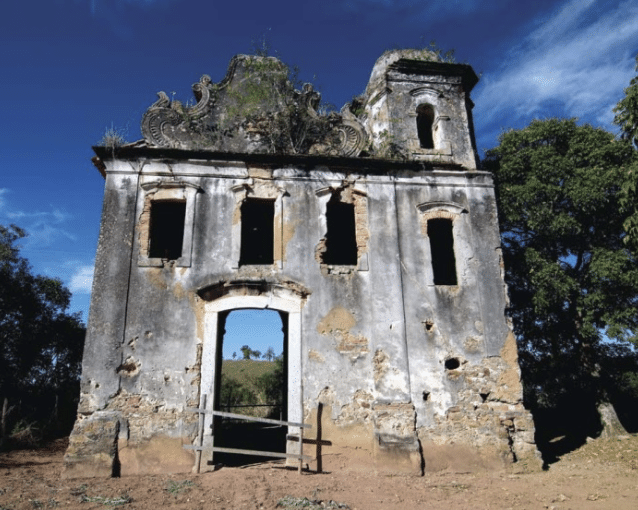 Ruínas da Igreja Nossa Senhora de Belém, em Viana