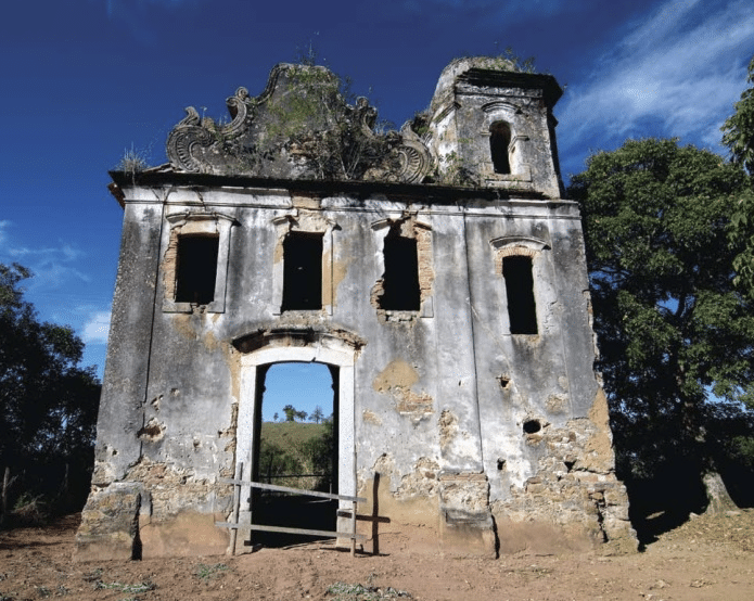 Ruínas da Igreja de Nossa Senhora de Belém, em Viana