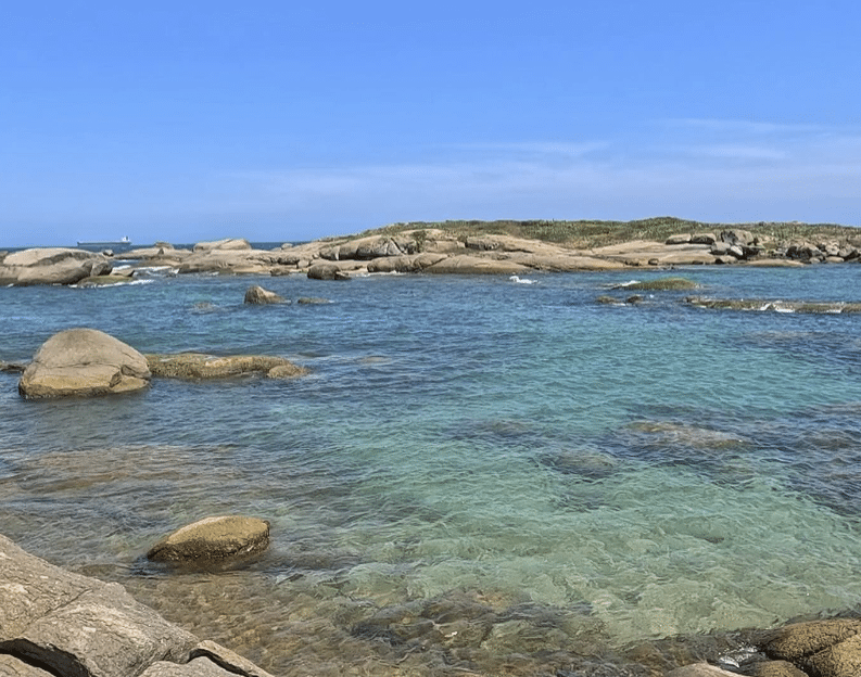 Águas cristalinas da Ilha Itatiaia, em Vila Velha