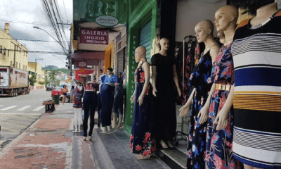 Lojas com manequins mostrando roupas no Polo Moda Glória, em Vila Velha