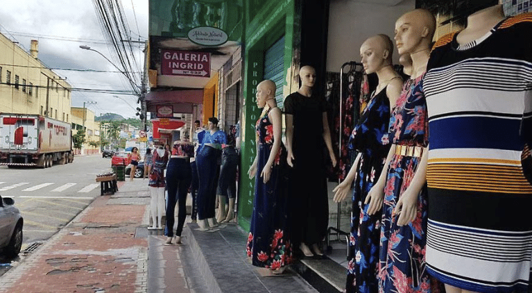 Lojas com manequins mostrando roupas no Polo Moda Glória, em Vila Velha