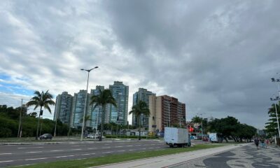 Céu nublado indicando frente fria na orla de Camburi, em Jardim Camburi, Vitória