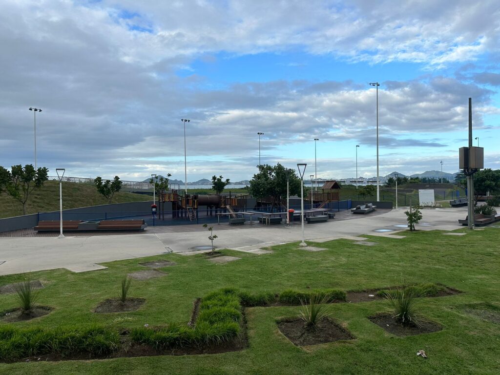 Previsão do tempo mostra Sol entre nuvens Parque Atlântica na orla de Camburi, em Jardim Camburi, Vitória
