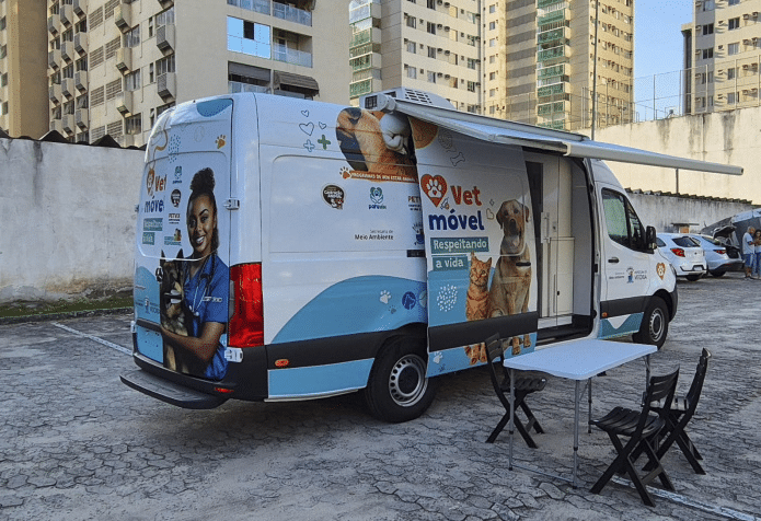 Vetmóvel é uma van equipada para levar serviços para atendimento ambulatorial para cães e gatos em Vitória. Tem uma mesa e três cadeiras na frente onde são realizados os primeiros atendimentos