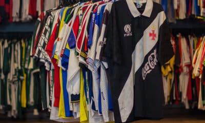 Camisas estão sendo vendidas na plataforma da Shopee. Foto: Reprodução/Brechó do Futebol