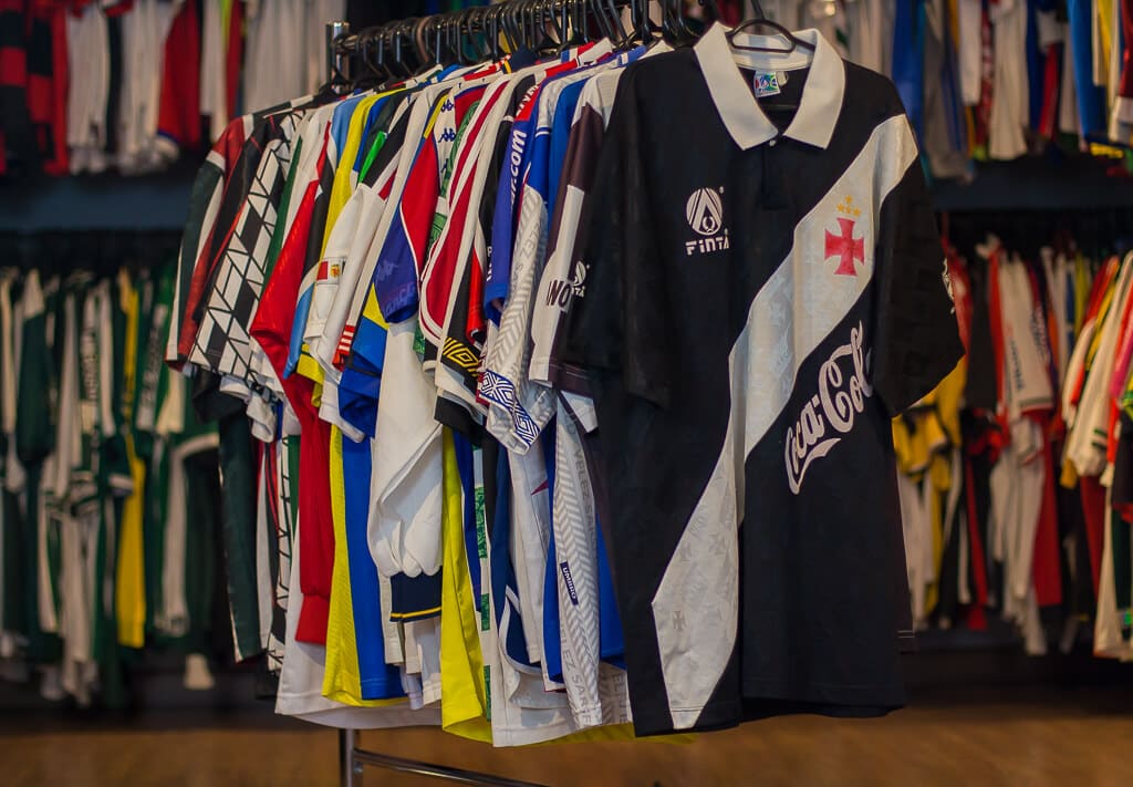 Camisas estão sendo vendidas na plataforma da Shopee. Foto: Reprodução/Brechó do Futebol