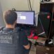 Policial analisando computador de pedófilo