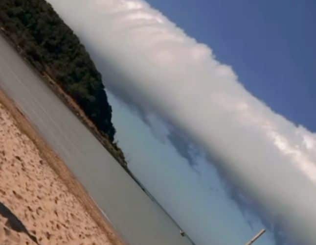 Uma nuvem rolo vista na praia de Piúma, no Espírito Santo