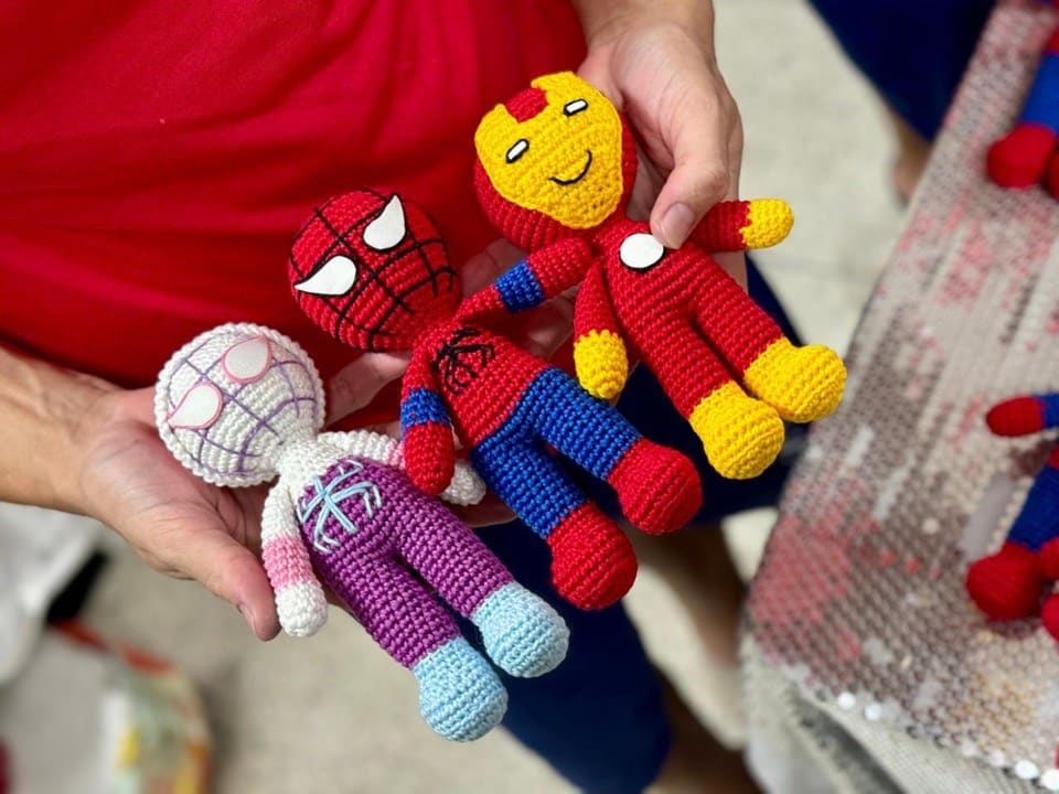 Três amigurumis, bonecos em crochê, confeccionados por internos do sistema prisional capixaba. Eles serão enviados para crianças vítimas das enchentes em Mimoso do Sul