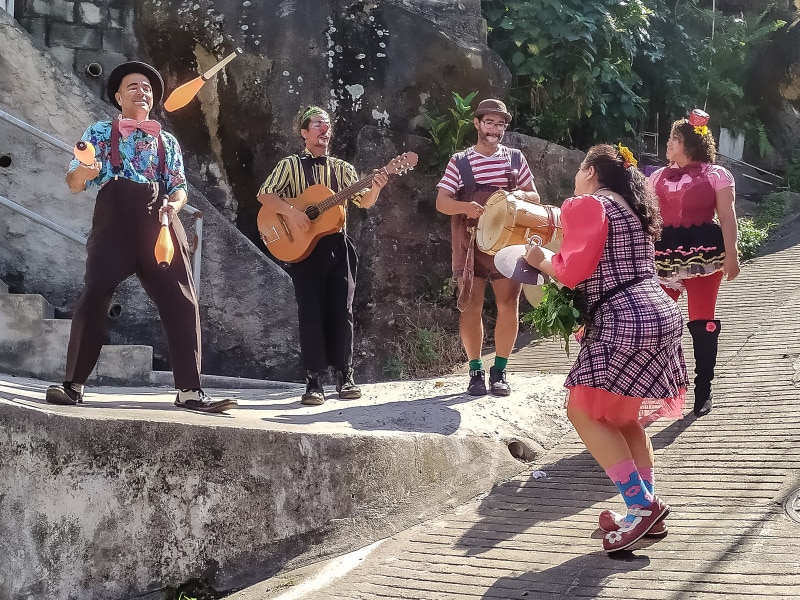 Apresentação dos Fuscalhaços em ruas do Bairro Piedade, em Vitória