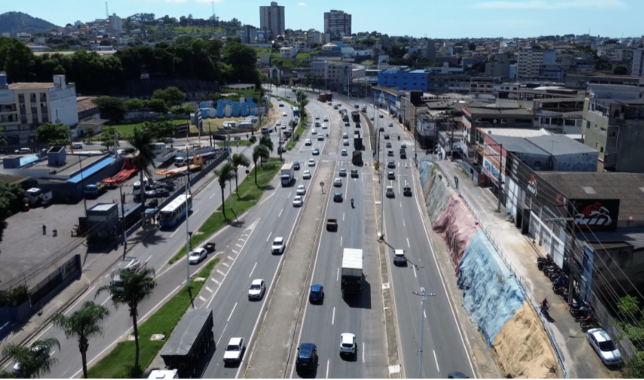 Muitos carros trafegando pela Avenida Mário Gurgel, em Cariacica