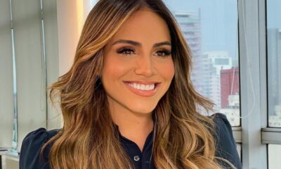 Cantora Gabriela Rocha posando para a foto vestindo uma roupa preta e sentada