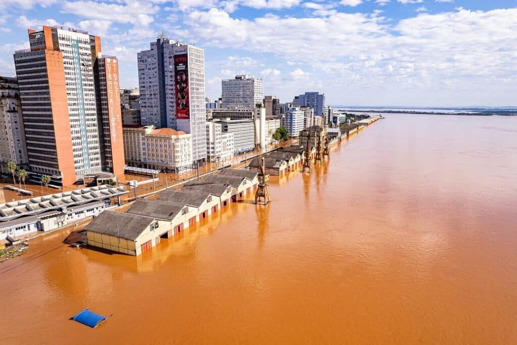 Cidade alagada após chuvas fortes no Rio Grande do Sul. As pessoas perderam tudo e agora precisam de doações