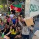 Carreta carregada de doações para vítimas das chuvas no Rio Grande do Sul. Muitas pessoas a frente do caminhão que saiu do Posto Moby Dick, em Vila Velha