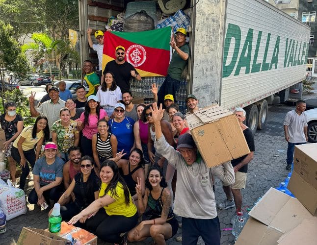 Carreta carregada de doações para vítimas das chuvas no Rio Grande do Sul. Muitas pessoas a frente do caminhão que saiu do Posto Moby Dick, em Vila Velha