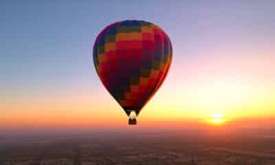 Balão voando nos céus no nascer do sol