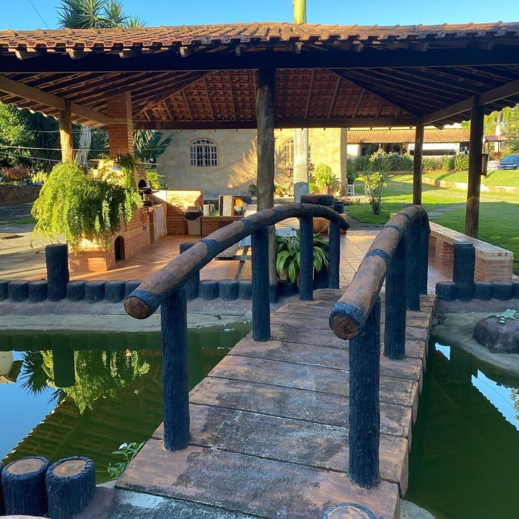 Fazenda Liberdade do Chury, em Vila Velha, com lago e uma ponte