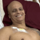Leandro Barbarioli deitado em uma cama em tratamento de uma doença rara. O capixaba precisou lançar uma vaquinha para arrecadar dinheiro para o tratamento