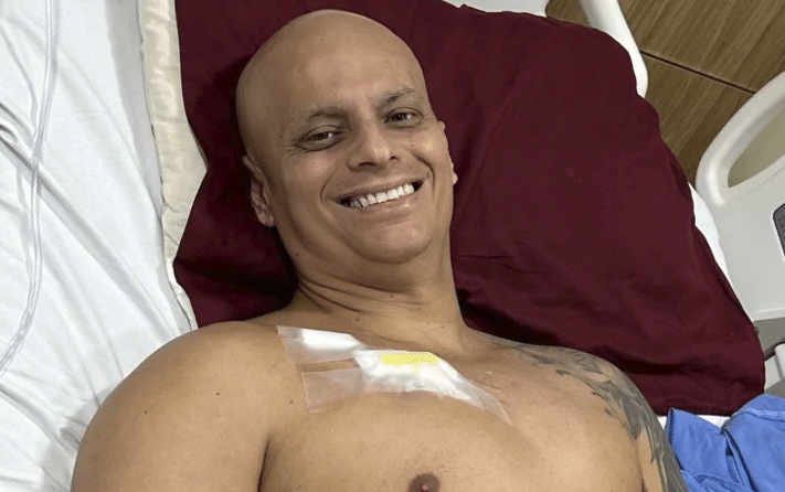 Leandro Barbarioli deitado em uma cama em tratamento de uma doença rara. O capixaba precisou lançar uma vaquinha para arrecadar dinheiro para o tratamento