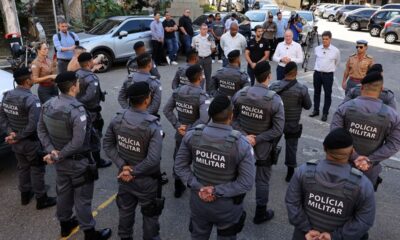 Militares do Espírito Santo que serão enviados para o Rio Grande do Sul junto com autoridades do governo do Estado