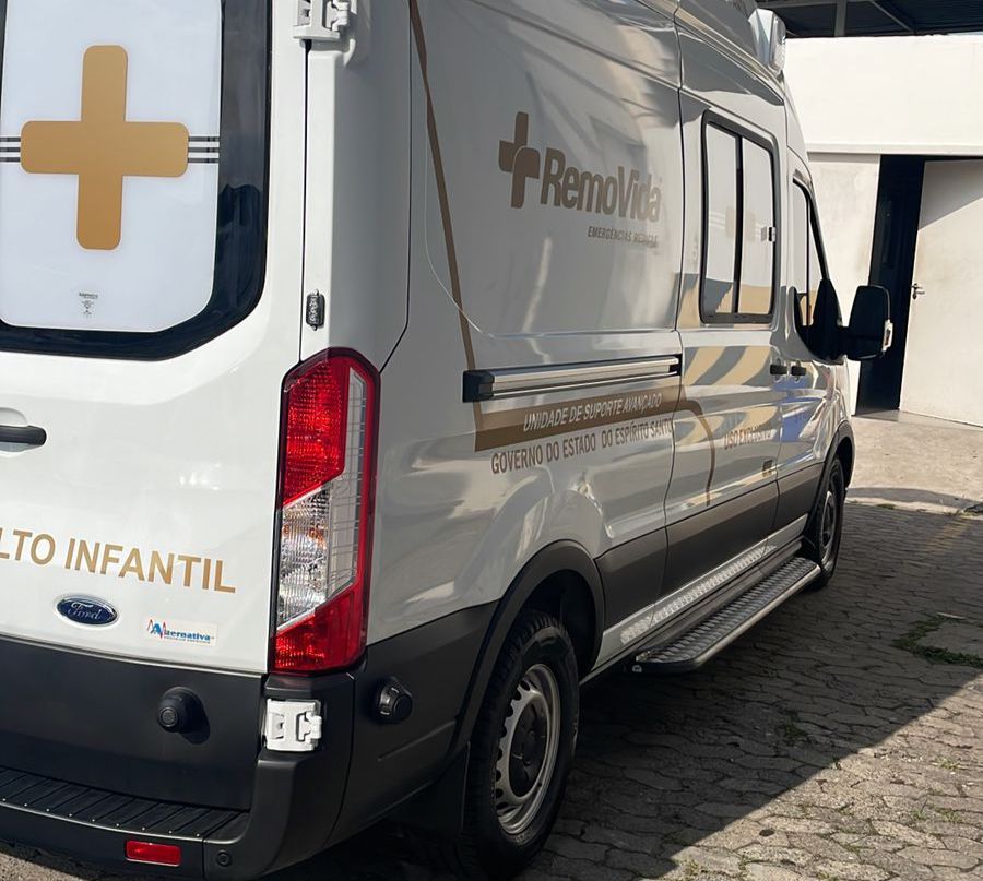 ambulância leva médico para hospital da Serra