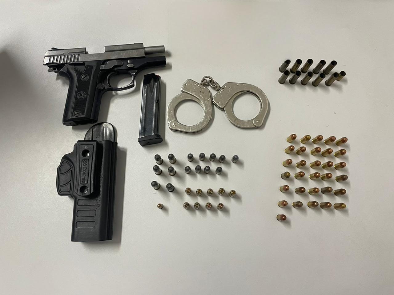 Arma e munição encontradas na casa do comerciante em Vila Velha