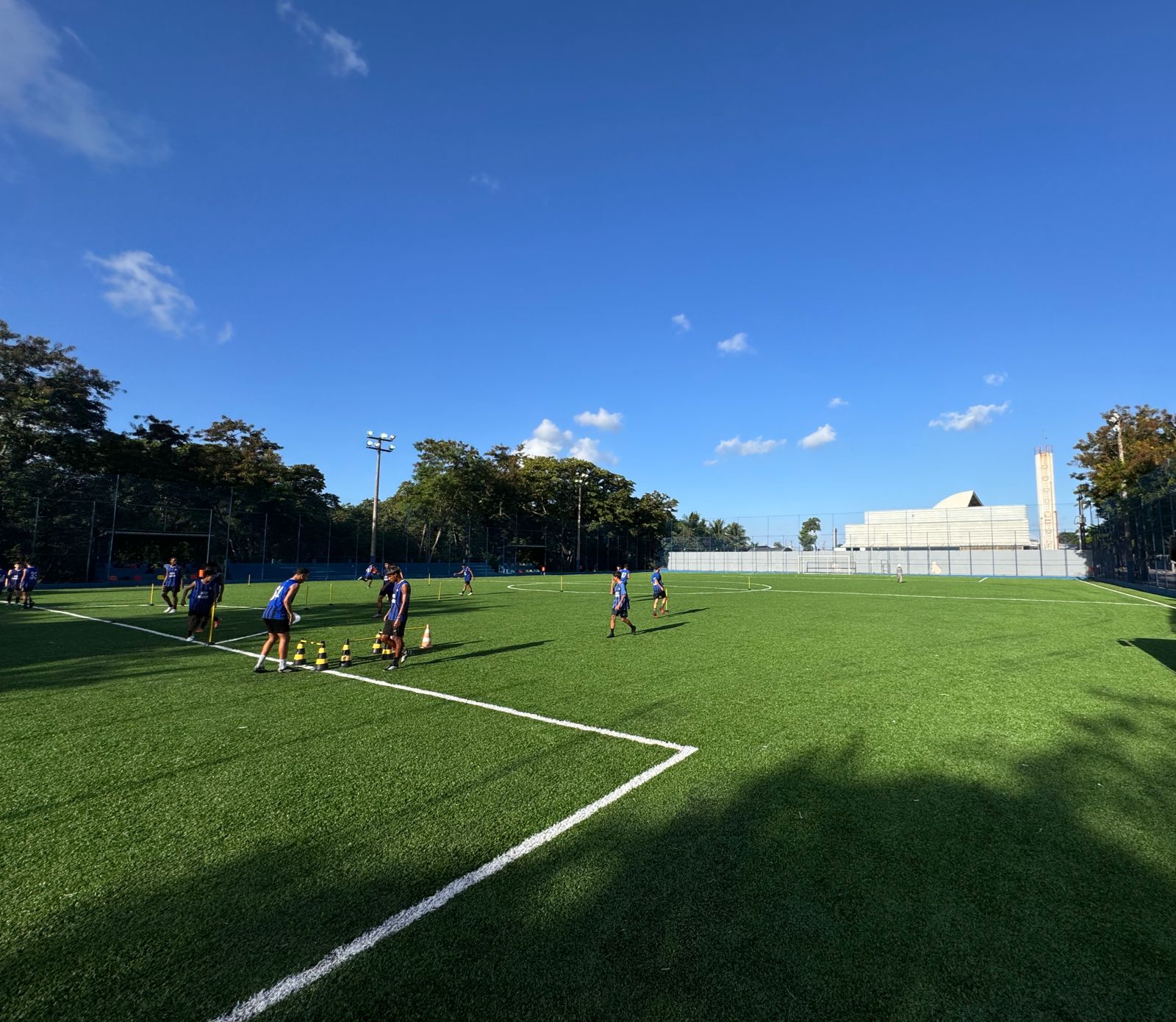 alunos em campo de futebol