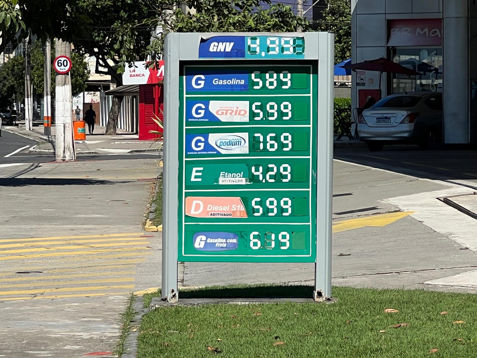 placa com valores da gasolina em Vitória