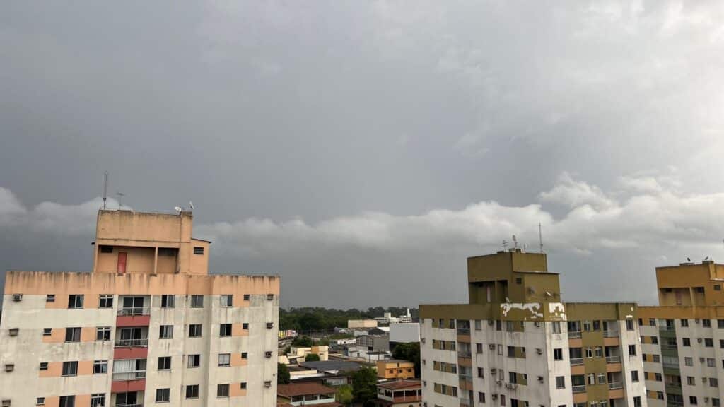 Tempo fechado, nuvens escuras de chuva