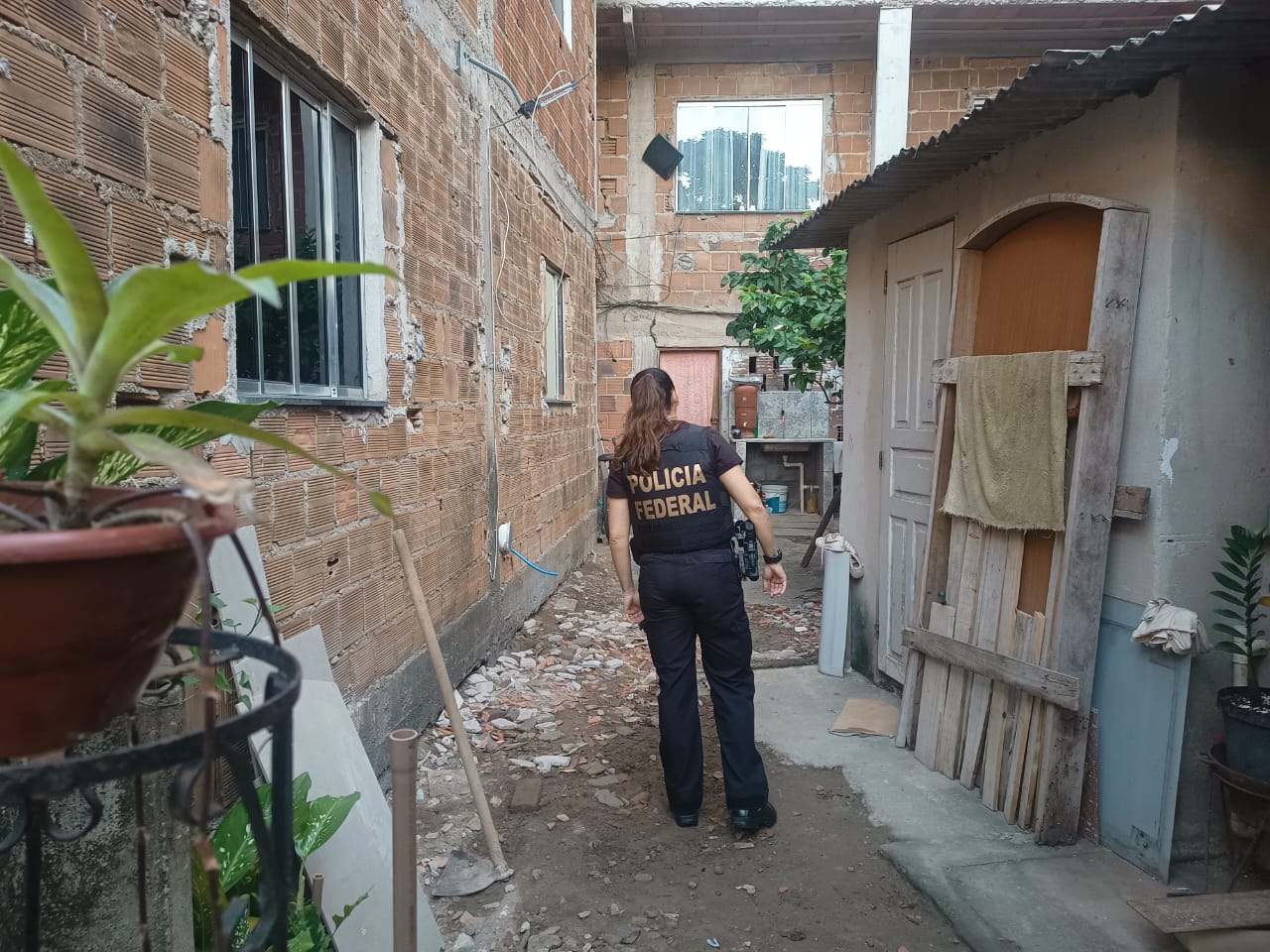 Policial Federal durante operação na casa do suspeito, em Vitória