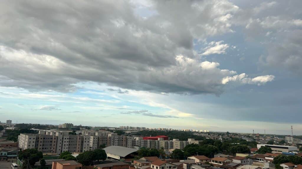 Tempo instável. Nuvens de chuva. Tempo fechado