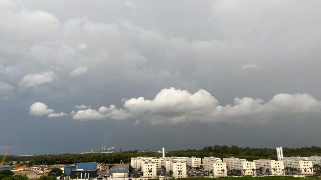 Tempo fechado. Céu escuro com nuvens de chuva