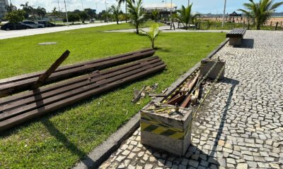 Banco quebrado na orla de Camburi, em Vitória