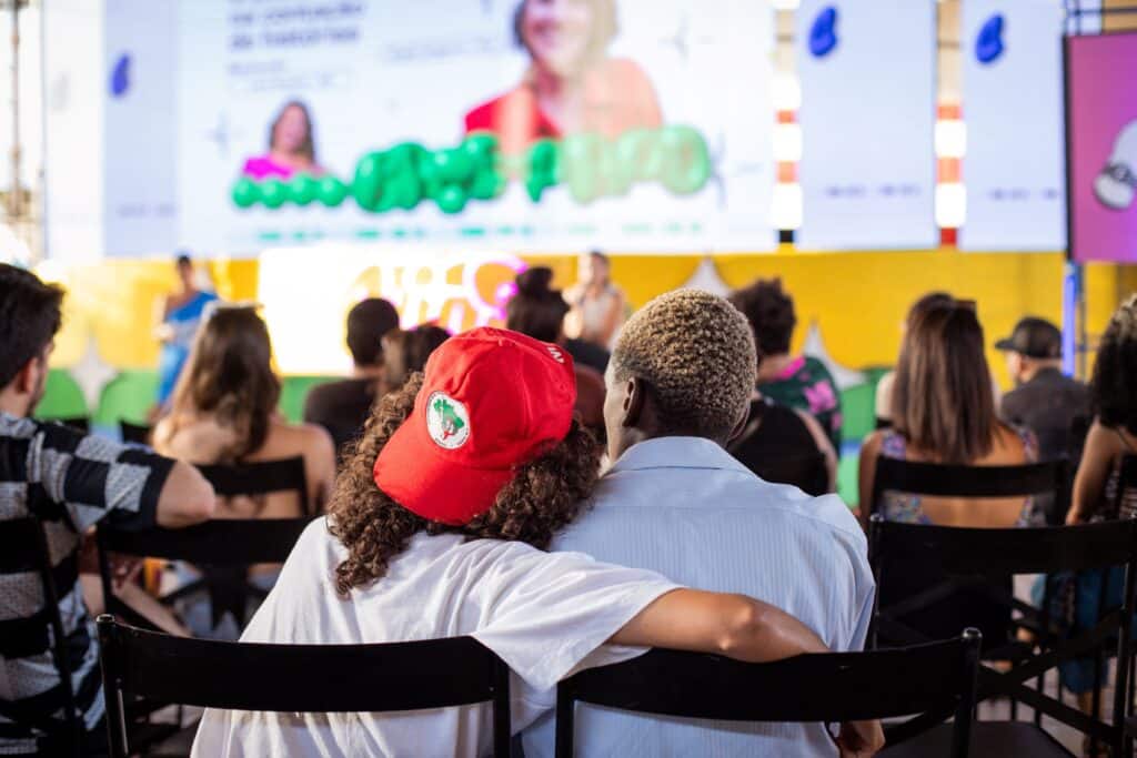 Um casal assistindo a exibição da mostra no Festival Crias.Lab, em Vitória