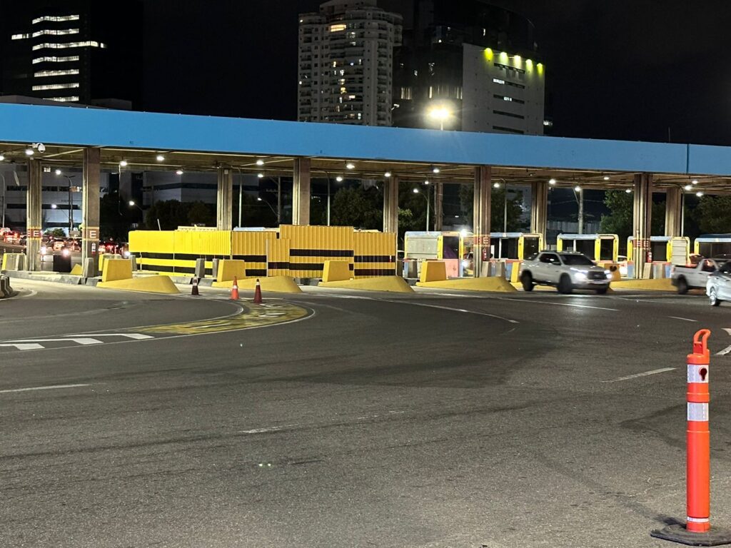 Demolição das cabines na praça de pedágio da Terceira Ponte