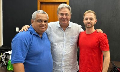 Luiz Paulo abraça Júnior Fialho (à esquerda) e Raiaq Roos, em encontro com dirigentes do PDT em Vitória. Foto: Júnior Fialho