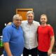 Luiz Paulo abraça Júnior Fialho (à esquerda) e Raiaq Roos, em encontro com dirigentes do PDT em Vitória. Foto: Júnior Fialho