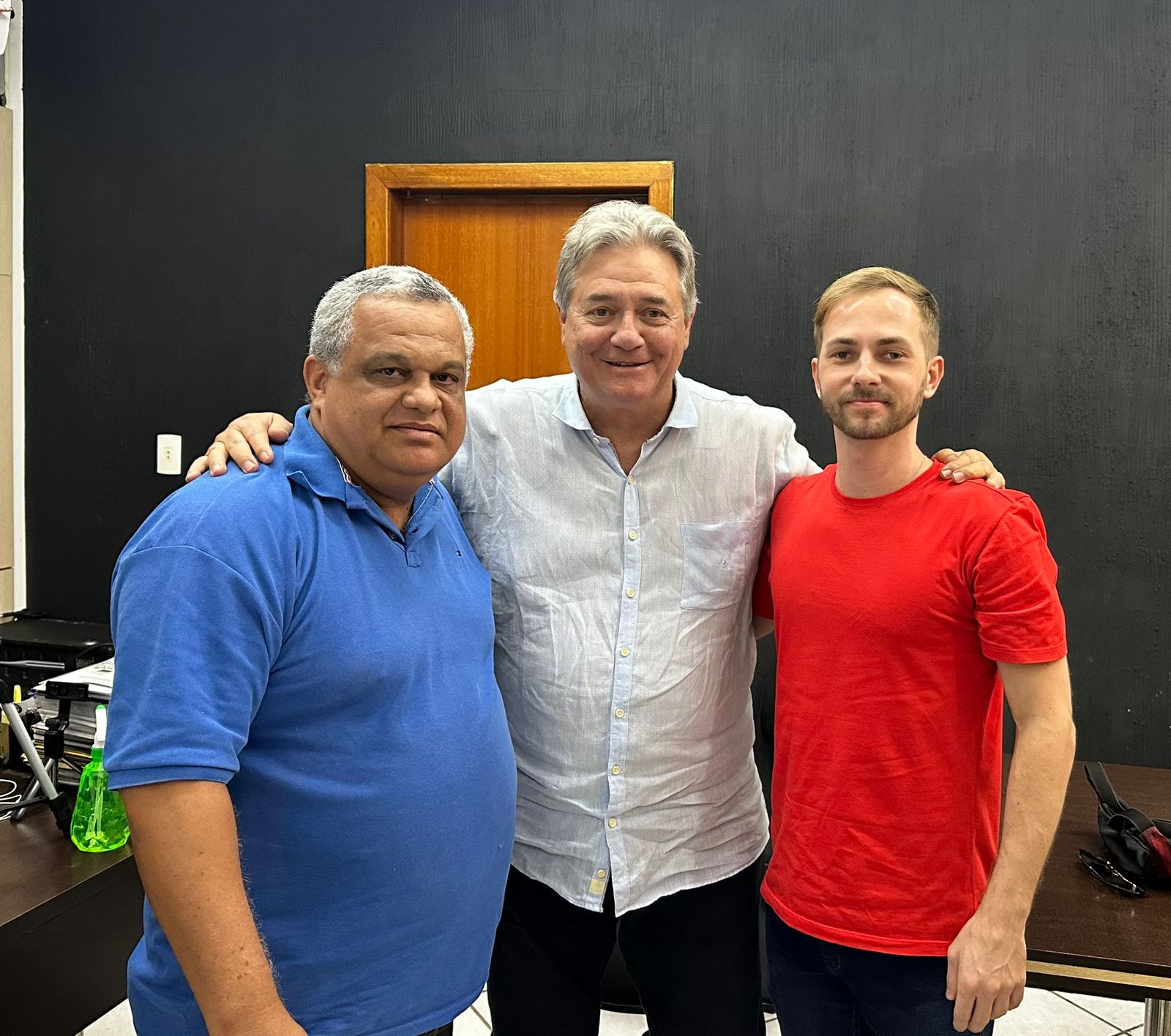 Luiz Paulo abraça Júnior Fialho (à esquerda) e Raiaq Roos, em encontro com dirigentes do PDT em Vitória. Foto: Júnior Fialho