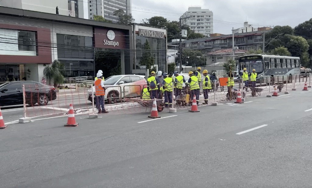 Trabalhadores da equipe de obras fazendo alterações no trânsito da av. Desembargador Santos Neves, em Vitória